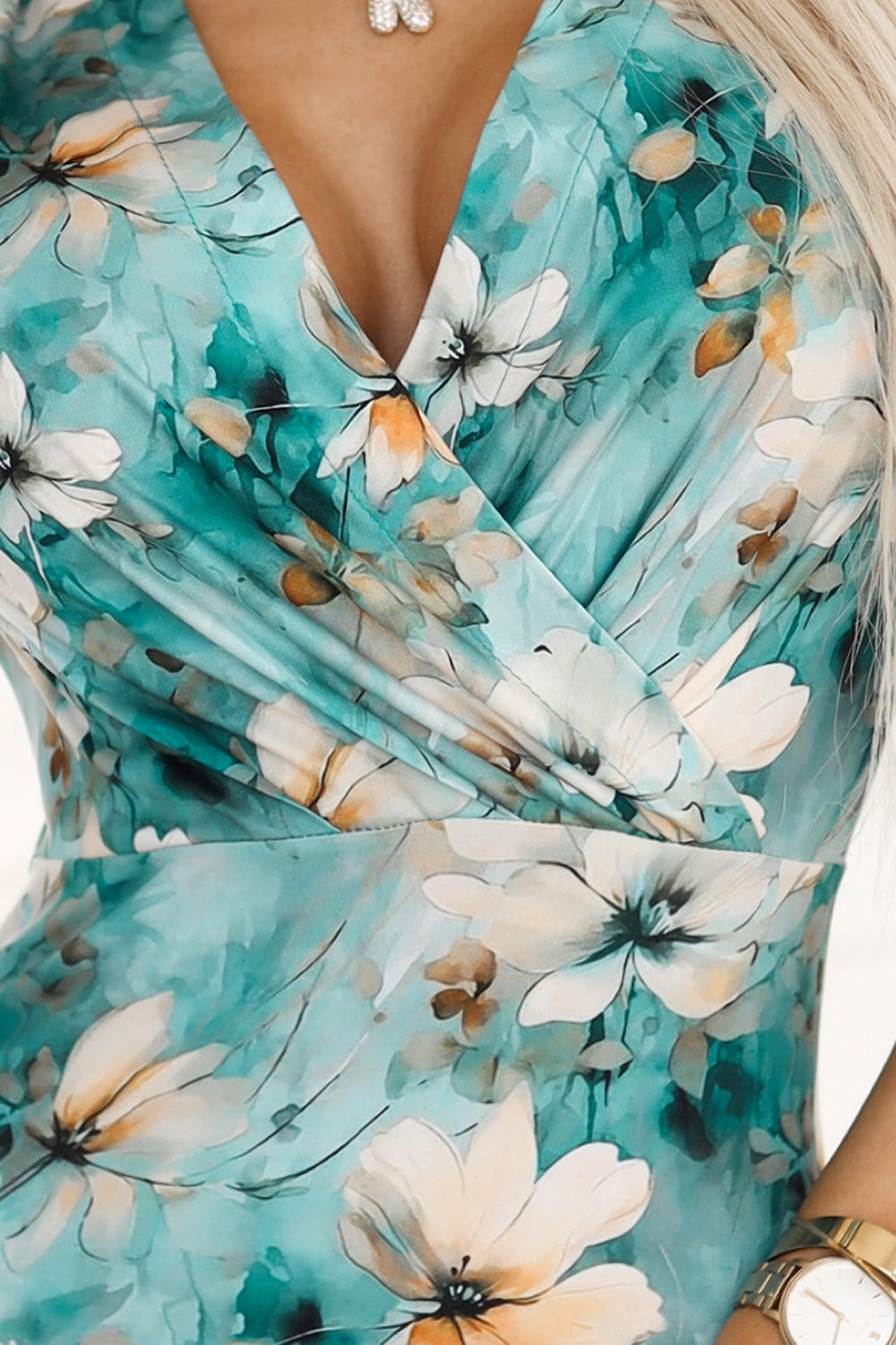 Kleid mit Umschlagausschnitt - beige Blumen auf türkisfarbenem Hintergrund