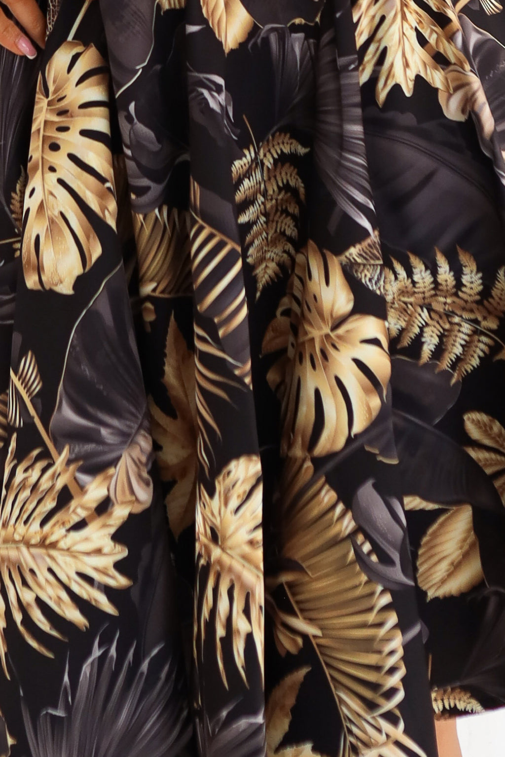 schwarze kleid damen mit goldene blättern