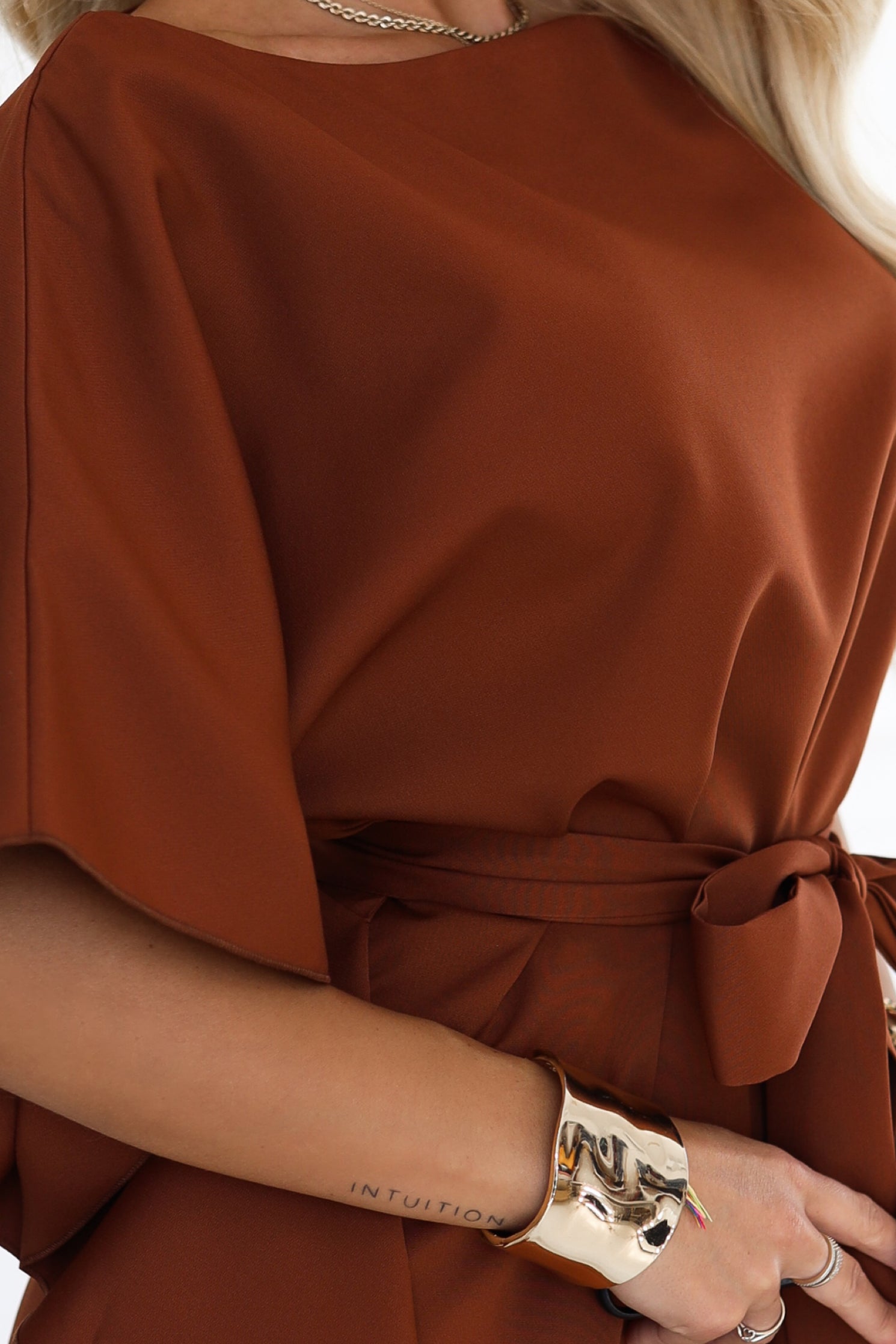 damenkleid mit gürtel braun